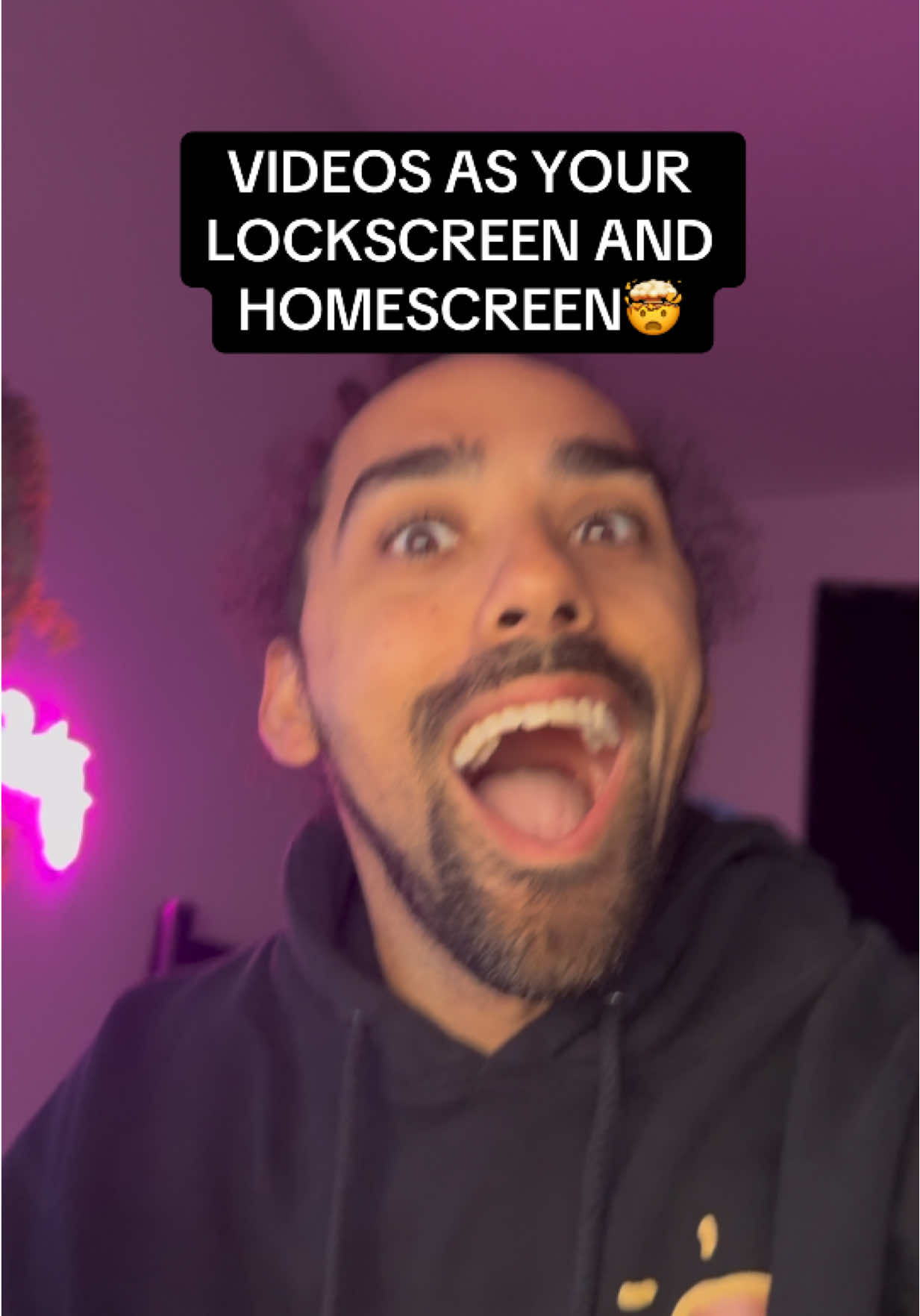 Shoutout @travisty.tv for having a fold for less than a week and figuring it out lmao #samsung #galaxy #zfold7 #wallpapers #techtok 