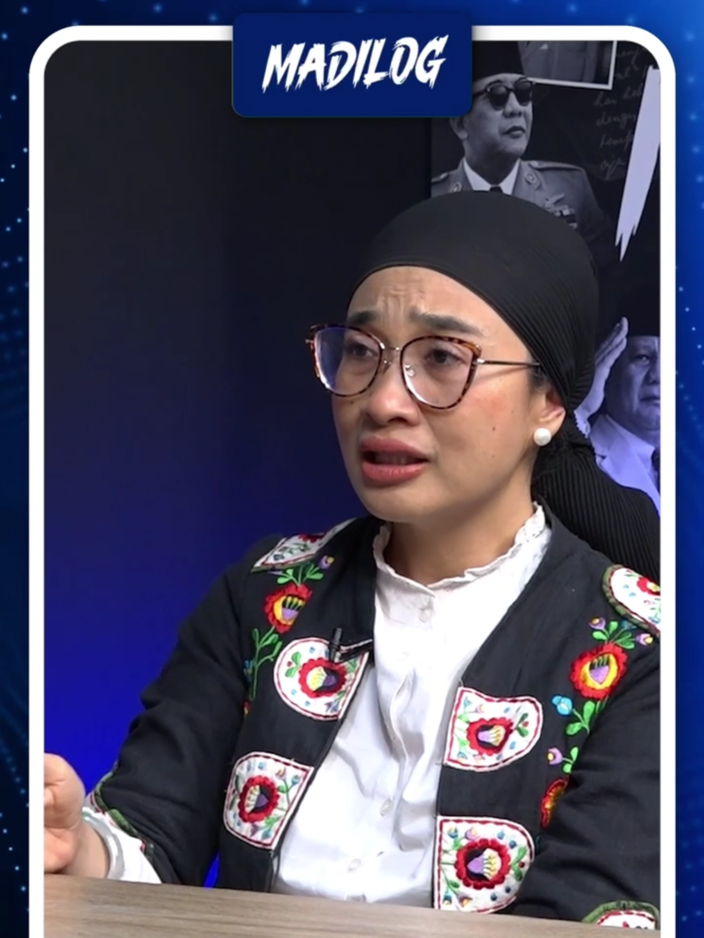 OKKY MADASARI: SAYA TAK MELIHAT GIBRAN MELAKUKAN APAPUN SETAHUN INI Setahun sudah sejak pelantikan Presiden Prabowo Subianto. Beragam lembaga survei menyatakan tingginya kepuasan terhadap pemerintah. Apakah hasil survei tersebut benar-benar mencerminkan pandangan publik? Apa yang membuat publik puas terhadap kinerja setahun pemerintahan Prabowo? Podcast Madilog Forum Keadilan berikut ini mengupas pernyataan tersebut secara kritis dan mendalam bersama narasumber yang ahli di bidangnya.* Host: Darmawan Sepriyossa - Jurnalis Senior Narasumber: Dr. Okky Madasari - Pengamat Sosial Politik #okkymadasari #gibran #wakilpresiden #politikindonesia #pemerintahanprabowo #setahunprabowo #podcastmadilog #forumkeadilan #analisispolitik #opini #darawansepriyossa #prabowosubianto