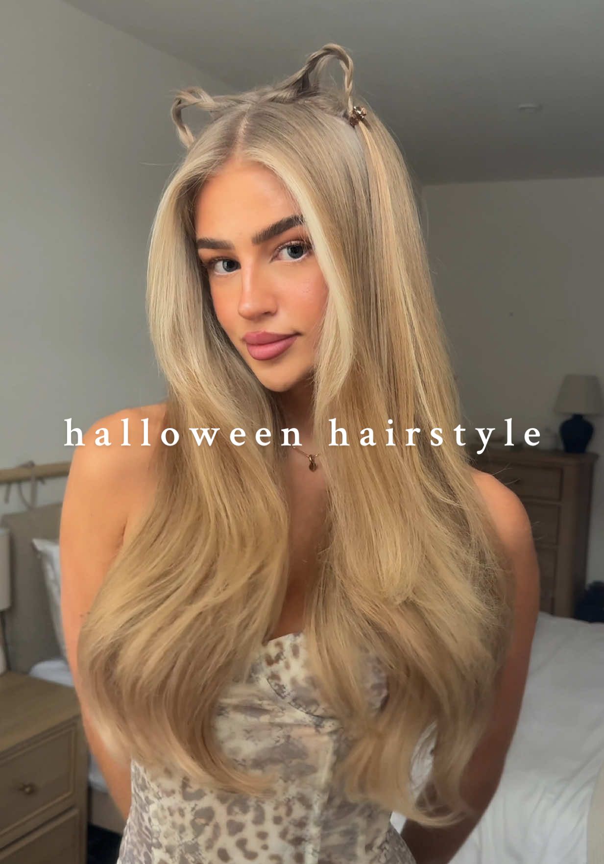 Last minute Halloween hairstyle🐈‍⬛🎃✨ I used @mondayhaircare volume dry shampoo to add texture and volume to the hair🎀 #halloween #hairstyle #catears #mondayhaircare
