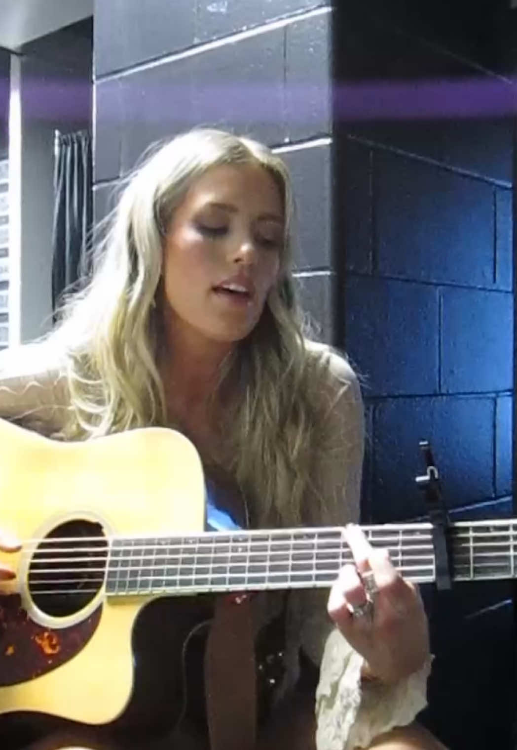pre-show acoustic 🙂‍↔️ comment any song requests ✨ #countrymusic #acoustic #OnTour 