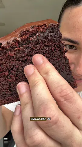 RECETA | Bizcocho de chocolate PERFECTO ✨ • 185 g de harina • 265 g de azúcar • 65 g de cacao en polvo • 5 g impulsor • 2 huevos • 165 ml de leche  • 165 ml de agua tibia • 55 ml de aceite de girasol Para la ganache (opcional) • 250 ml de nata para montar • 250 g de chocolate negro • 35 g de mantequilla • 250 g de dulce de leche 1️⃣ Bizcocho • Mezcla en un bol la harina, el cacao y el impulsor  • En otro bol, monta los huevos con el azúcar . • Incorpora los líquidos a los huevos montados , añade el agua tibia poco a poco. • Añade los secos y mezcla hasta tener una masa homogénea. • Vierte la masa en un molde engrasados o forrado con papel y hornea a 180 °C durante unos 45 minutos o hasta que al pinchar salga limpio. • Deja enfriar completamente antes de desmoldar. 2️⃣ Ganache • Calienta la nata hasta que casi hierva y viértela sobre el chocolate troceado. • Mezcla hasta que el chocolate se funda. • Añade la mantequilla y el dulce de leche, y remueve hasta obtener una crema brillante y suave.