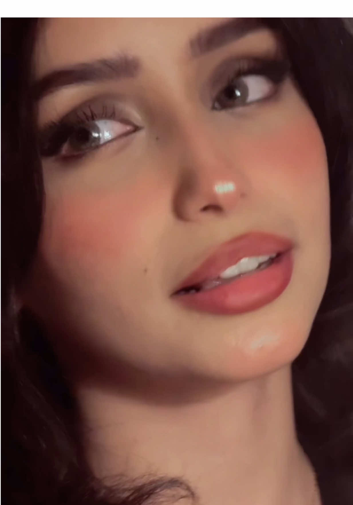 لك عنق الظبـا يا سيـدي.. وعين المها لك وتغريـد الحمام