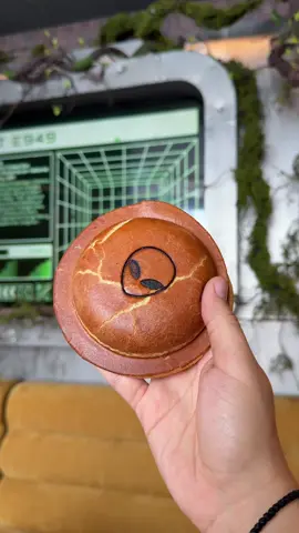 AD | Inspectez burgerii extratereștrilor! 👽🍔 Vezi în video care mi-a plăcut cel mai mult și de ce zic că merită să-l încerci.  Gustul a fost dincolo de stratosferă, get it? 🚀 😂 #MunchiesInBucharest #InspectorMunchies #TheAlienBurgers #fypromania 