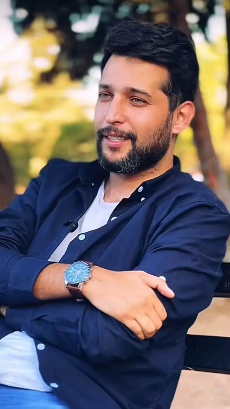 أحيانًا ما يبدو لنا الألم أو الصعوبات كشيء غير مرغوب فيه، ولكن في الحقيقة قد يكون فيه خير ورحمة من الله. قد يكون الألم فرصة للتأمل والنمو، أو فرصة لإعادة تقييم الأولويات والقيم. قد يكون الألم أيضًا وسيلة لتعزيز الصبر والثبات، أو وسيلة لتعلم الدروس القيمة. الله سبحانه وتعالى يرسل لنا الابتلاءات لكي نتعلم منها ونكبر، وليس لكي نعاني ونحزن. لذلك، يجب علينا أن ننظر إلى الألم بنظرة إيجابية، وأن نبحث عن الخير والرحمة فيه. هذه الكلمات توحي بأن هناك حكمة وخير في كل ما يحدث، وأن الله سبحانه وتعالى يريد لنا الخير دائمًا. #اكسبلور  #اكسبلورexplore  #كمال_نزال  #fyp 