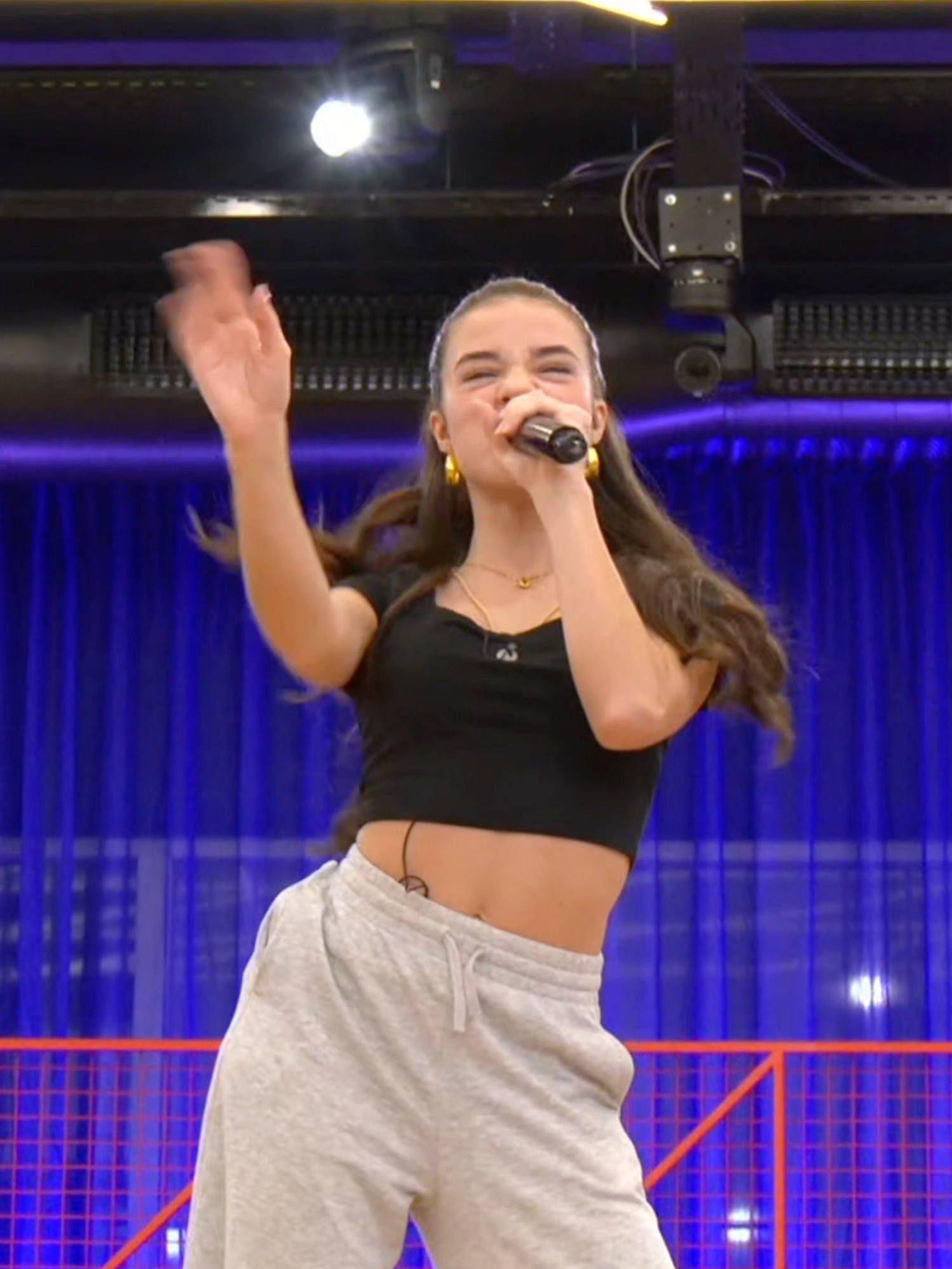 💙 @cristina.ot2025 canta “JE ME CASSE” en el PRIMER PASE de MICROS de la GALA 6 de #OT2025🎶⭐️ Podéis verlo COMPLETO en #ConexiónOT23O en @primevideoes 👀