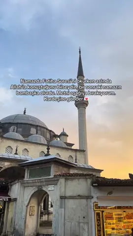 Hz. Peygamber (s.a.v.) namaz kılan müminin Rabbi ile konuştuğunu bildirmiş[1] ve “o hâlde mümin Rabbi ile ne konuştuğunu bilsin.”[2] buyurmuştur. Bu konuşma hadiste şöyle anlatılır: Allah (c.c.): “Namaz suresi olan Fatiha’yı kendimle kulum arasında ikiye böldüm. Yarısı bana yarısı da kuluma aittir. Kulumun dilediği şey kendisine verilecektir” buyurmuştur. Kul: Besmele ile Rahman ve Rahîm olan Allah’ın adıyla başlarım dediği zaman Allah (c.c.): “Kulum beni zikretti” der. Kul: “Hamd âlemlerin rabbi olan Allah’a mahsustur” dediğinde, Allah (c.c.): “Kulum bana hamdetti” der. Kul: “O Rahmân’dır, Rahîm’dir” dediğinde, Allah (c.c.): “Kulum beni övdü” der. Kul: “Allah Teâlâ din gününün mâlikidir” dediğinde Allah (c.c.): “Kulum benim şerefimi andı” veya “kulum işlerini bana havale etti.” der. Kul: “Kulluğu yalnızca sana tahsis ederiz ve ancak senden yardım dileriz” dediğinde, Allah (c.c.): “Bu kulumla benim aramda ikiye böldüğüm ayettir. Kulumun istediği kendisine verilecektir.” [kulluk senden yardım benden. O zaman ne istiyorsun?] der. Kul: “Bizi dosdoğru yola ilet gazabına uğramışların azıp sapmışların yoluna değil” dediğinde, Allah (c.c.): “Bunların hepsi kulumundur ve tamamı kendisine verilecektir.” der.[3] Allah ile konuşma şerefine nail olmak isteyenler Kur’an’ı okuduklarında ve namazlarını kıldıklarında dünyada aradıklarını bulmuş olurlar. En doğrusunu Allah bilir. [1] Buhârî, “Salât”, 33, 36, 39; Müslim, “Mesâcid”, 54. [2] Ahmed b. Hanbel, II, 36. [3] Müslim, “Salât”, 38, 40; Ebû Dâvûd, “Salât”, 132.