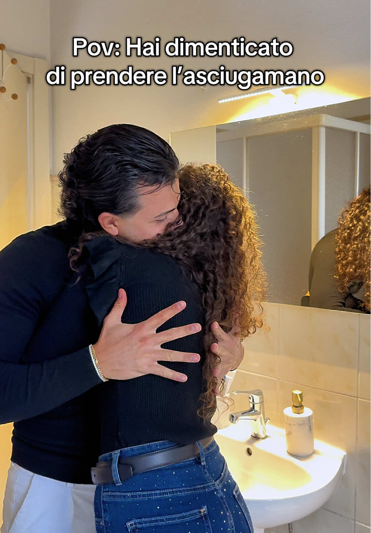 Pov: Non esiste asciugamano migliore. 😂 #vitadicoppia #trendtiktok #pov #videodivertenti 