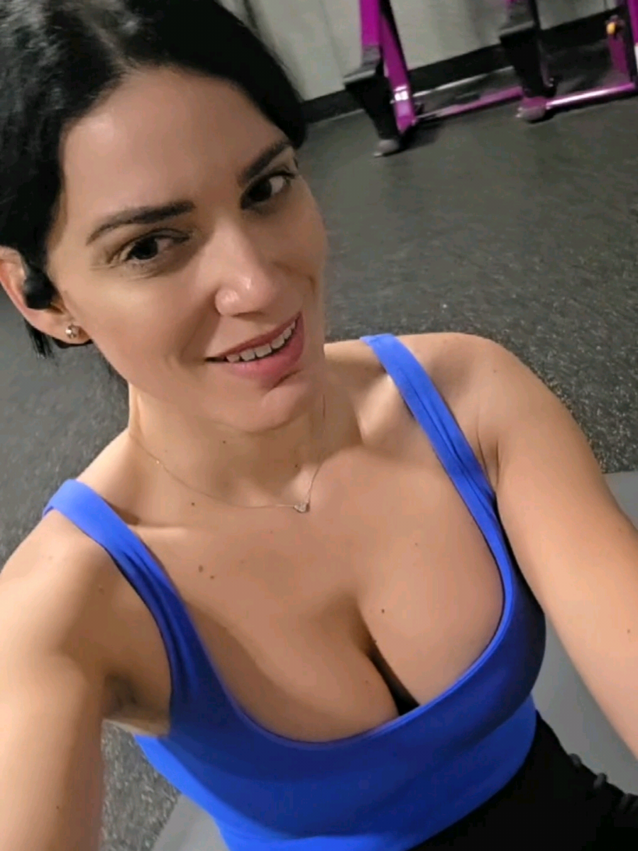 No todos los días hay energía, ni ganas, ni motivación. Pero justo en esos días es donde más se construye la disciplina. A veces solo se trata de estar ahí, de cumplir contigo, de recordar por qué empezaste y seguir, aunque cueste. No tiene que ser perfecto, solo constante. Porque cada día que eliges intentarlo, ya estás avanzando. #gymmotivation #disciplineovermotivation #fitlifestyle #gymvibes #constancia 