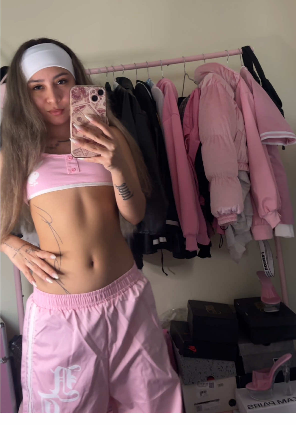 Ella no deja de querer aunque le duela el amor 🥹 #karolg #ivonnybonita 