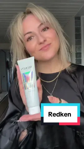Si vous aussi vous voulez retrouvez de la brillance dans vos cheveux, le soin sans rinçage de chez Redken est parfait !!! Ayant les cheveux secs et fragiles, j’ai retrouvé petit à petit brillance et souplesse grâce à ce soin (et j’y vais fort sur les décolorations en plus mdr) @Beauty Crew FR @Redken #beautycrewleaveitin #RedkenFr #acidicbondingconcentrate #glossyhair #beautycrew     