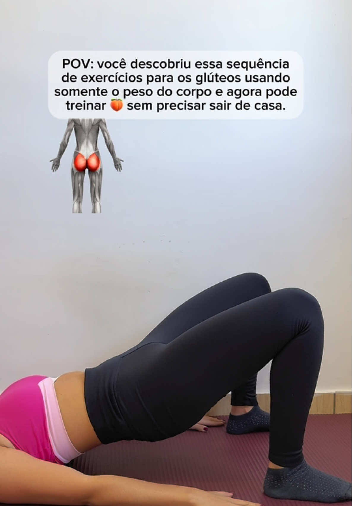 Essa sequência vai queimar seus glúteos!  Faça 3x de 20 repetições cada um. Fortalecer o glúteo não é só sobre estética, é sobre saúde e sustentação do corpo 💪🍑 Os glúteos têm um papel essencial na estabilidade da pelve e da coluna, e quando estão enfraquecidos, é comum aparecerem dores na lombar, sobrecarga nos joelhos e má postura. Esses 7 exercícios vão te ajudar a: ✨ Fortalecer e tonificar os glúteos  ✨ Aliviar tensões e dores na lombar ✨ Melhorar o alinhamento postural ✨ Aumentar a força e equilíbrio nas pernas ✨ Deixar o corpo mais estável e funcional Tudo isso sem precisar de equipamentos, direto da sua casa! Comece hoje e sinta a diferença no corpo nas próximas semanas! #gluteos #fortalecimento #pilatessolo #matpilates #quadril