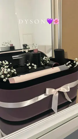 Un Dyson dans le trousseau ? Le cadeau ideaaaaal 🥰  N’hésitez pas à nous confier la mise en place de vos trousseaux 💕  #khotba #hlel #giftbox #henna #fyp 