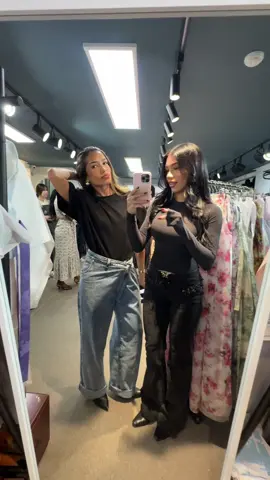 Wearing hanboks while in Seoul was such a fun experience! 10/10 must do when you are visiting 