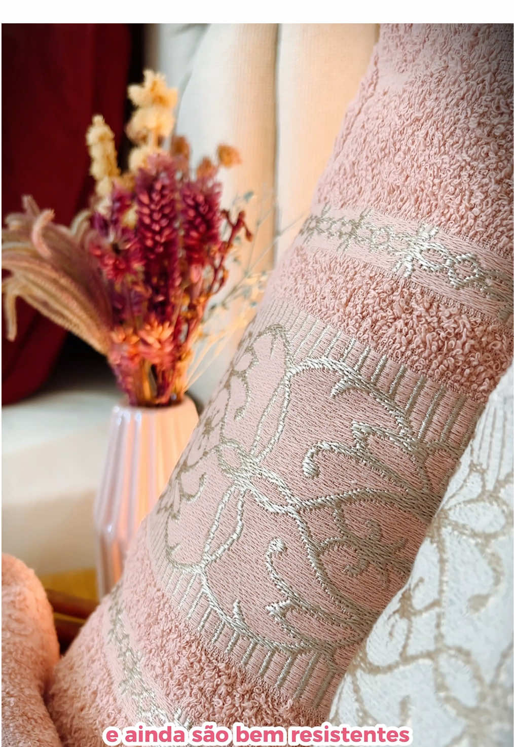 Jogo de Banho Munique 🛁✨ Toalhas macias, leves e super absorventes, perfeitas pro dia a dia! 🩷 Feitas em 100% algodão, com gramatura de 370g/m² ✅ O kit vem com 2 toalhas de banho (1,50m x 74cm) e 2 de rosto (76cm x 48cm) 💦 👉🏼 Clique agora para garantir o seu! 🛍️