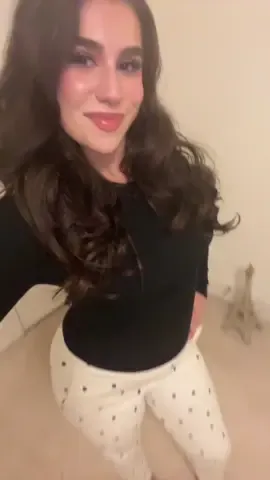 Real ones know I’m referencing one of Charlotte’s outfits from the show! I feel like I’m definitely a mix of both of them. 💗 #satc #satctiktok #charlotteyork #samanthajones #fashion #girlyaesthetic #fyp 