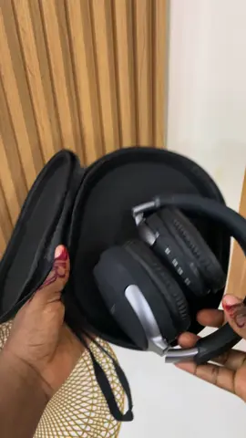 This headphone has one of the best noise cancellation features ever! 🔥 Even at volume 2, you’ll barely hear a thing around you Plus it’s so lightweight, comfortable, and foldable. Price:25k #fy 