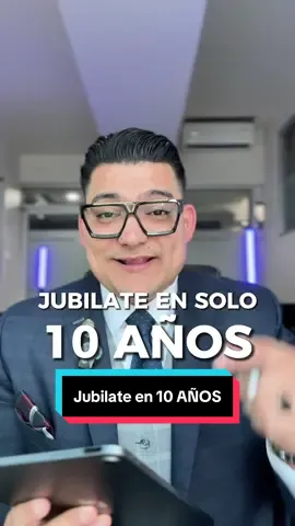 💰 ¿Qué pasaría si con solo 100 mil pesos al año pudieras asegurar un retiro de más de 10 millones… y sin pagar impuestos? En este video te muestro cómo Ramón Ramírez (35 años) logra hacerlo con un plan de retiro Allianz México, invirtiendo en fondos indexados al S&P 500, NASDAQ y oro, aprovechando el poder del interés compuesto y los beneficios fiscales que solo una aseguradora puede ofrecer. En 10 años, aporta 1.2 millones, pero gracias al rendimiento compuesto, su fondo puede superar 2 millones… Y si lo deja crecer hasta los 65 años, alcanza más de 17 millones de pesos, totalmente libres de impuestos, más un beneficio fiscal de 4.3 millones. Esto no es magia, es planeación financiera inteligente. Si tú también quieres saber cómo se vería tu propio plan de retiro, ✍️ comenta “PPR” y te explico paso a paso tu caso personal. 📈 Sígueme para aprender a invertir, ahorrar impuestos y construir tu libertad financiera con estrategias reales y seguras. #ppr #inversion #pension #dinero #finanzas 