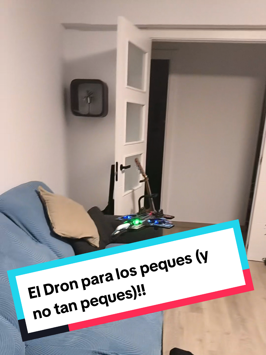 Jugar con este Dron es super divertido y como es de espuma se estrella y no le pasa nada.  Les gusta a los peques y a los no tan peques 🤣🤣. #dron #dronvolador #jueguetes #ofertasparati #tiktokshopblackfriday 