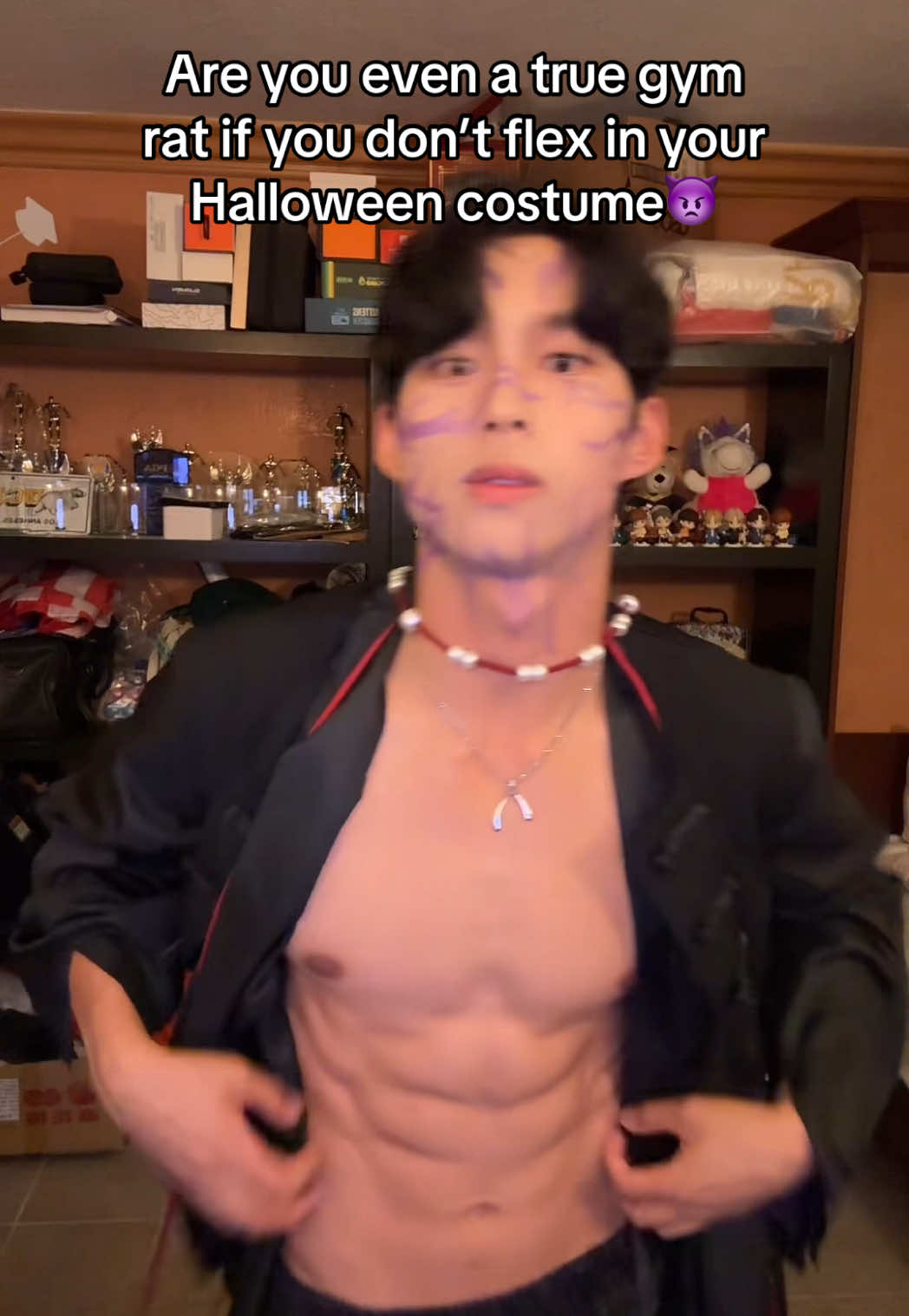 Always gotta flex in costumes 🫡 #fyp #korean #asian #gym #kpopdemonhunters 