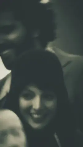 ئێستا ئێوارەیە و کەس لە ماڵەوە نییە ، تەنیام و دیسانەوە پەنام بۆ گۆشەی ئەم ژوورە بردووە و بیرکردنەوە لە تۆ هێشتا ئازارم دەدات..ئەمڕۆش نەهاتی..ئەمڕۆش وەک هەر ڕۆژێکی تر تێپەڕی و لەم چاوەڕوانییە کوشندەیە مابوومەوە...ژیان چەند سەختە ئازیزم..بۆچی بێهودە هەوڵ دەدەیت خۆتم لێ دووربخەیتەوە؟ بۆچی منت بەتەنها لە نێو ئەم کەسانەدا بەجێهێشتووە کە جگە لە ئازاردانم هیچ مەبەست و ئامانجێکی تریان نییە؟ لێرە نامێنمەوە..من ناتوانم هەموو ڕۆژێک شەڕ بکەم ، ناتوانم بە بێدەنگی لەبەردەم ئەو کەسانە دابنیشم کە جنێو بە من و تۆ دەدەن و منیش بە شێوەیەکی دۆستانە هەڵسوکەوتیان لەگەڵ بکەم..ئەگەر ئەم شتانە بە تۆ نەڵێم ئەی بە کێیان بڵێم؟ وە من لە باوەشی کێدا پەنا بۆ ئەمە ببەم؟ بەخوا پێم باشە لە ناوەڕاستی بیابان لە ژێر خۆری سووتێنەردا بژیم نەک لێرە بمێنمەوە..من حەزم لەم ژیانە پڕ لە ژاوەژاو و مشتومڕ و دووڕوویی و فێڵبازییە نییە..وەرە بمبە و لەم شێتانە ڕزگارم بکە..من تەنها تۆم لەم دونیایەدا هەیە و تۆ تاکە هاوڕێی منیت ، بەڵام لە کوێیت؟ بۆچی خۆت لە من بەدوور گرتووە...؟