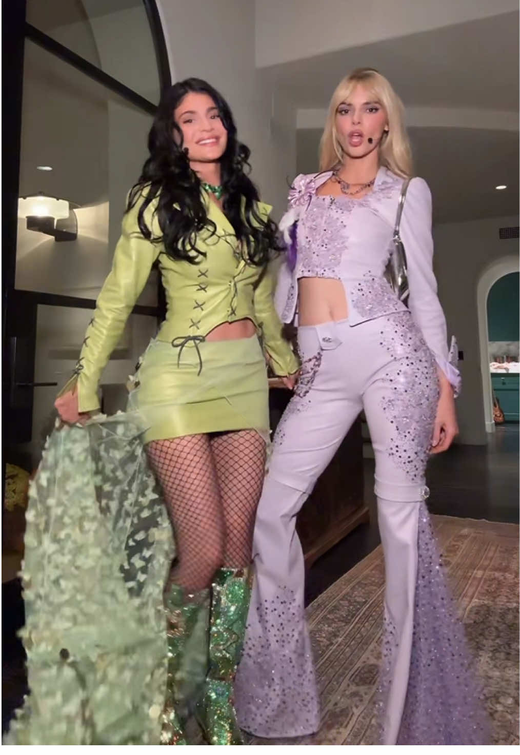 #KylieJenner und #KendallJenner haben letztes Jahr gezeigt wie man #Halloween richtig feiert. 👀 #halloweencostume 