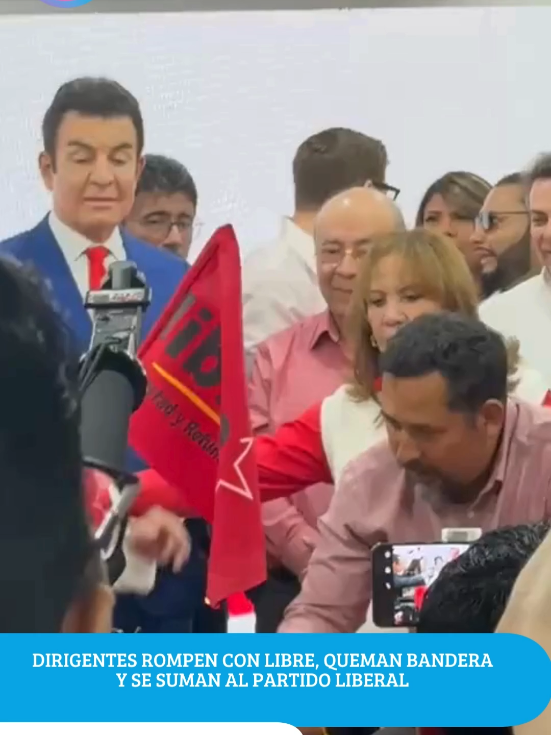 Dirigentes abandonan a Libre y se suman al Partido Liberal, para confirmar su renuncia queman la bandera y lanzan fuertes críticas a Manuel Zelaya Rosales. En el acto también el Partido Anticorrupción firmó alianza con el Partido Liberal.  #honduras504 #honduras🇭🇳504 #hondurastiktok #paratiiiiiiiiiiiiiiiiiiiiiiiiiiiiiii #seguidores❤ #atencion #ultimahora🚨 #videovira #seguidorestiktok2023💕  #live @plhonduras @salvadornasralla