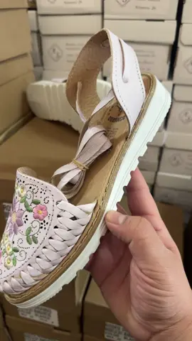 La margarita is back! 🌸😍 #huarachesmexicanos #leathersandals #handmade #rodeodurango 