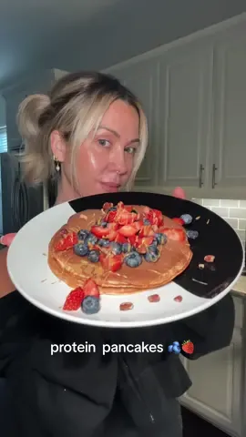 My go-to post workout high protein pancakes 🥞 💪 I look forward to these every single time. They’re so easy to make,macro-friendly, and keep me so full ✨and SO YUMMY!!  What’s in them: 	•	½ cup egg whites 	•	¼ cup Greek yogurt 	•	½ cup oats 	•	Dash of salt, cinnamon, baking soda, vanilla extract (optional) 	•	1 tsp Swerve brown sugar (optional) Toppings: 	•	1 tbsp peanut butter 	•	¼ cup strawberries 	•	¼ cup blueberries 	•	1 tbsp chopped pecans Macros (approx): 🥞 410 calories 36g protein | 42g carbs | 10g fat #proteinpancakes #postworkout #highproteinmeals #breakfastideas 