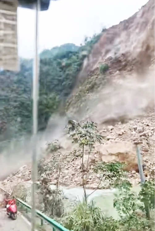 #landslide#mountainslide#fyp#viral#tiktok @YunPu  @YunPu  @YunPu @oceanlife-fishing @Nature 