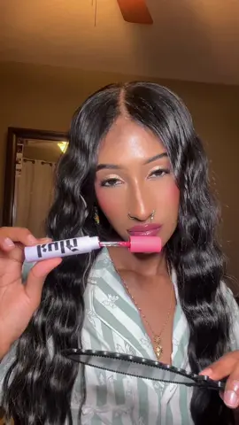 Pucker up, it’s guava o’clock 🍑💖 Kulfi Beauty Lassi Lips – Guava #KulfiBeauty #LassiLips #Guava #lipoil #MakeupVibes @Kulfi Beauty 