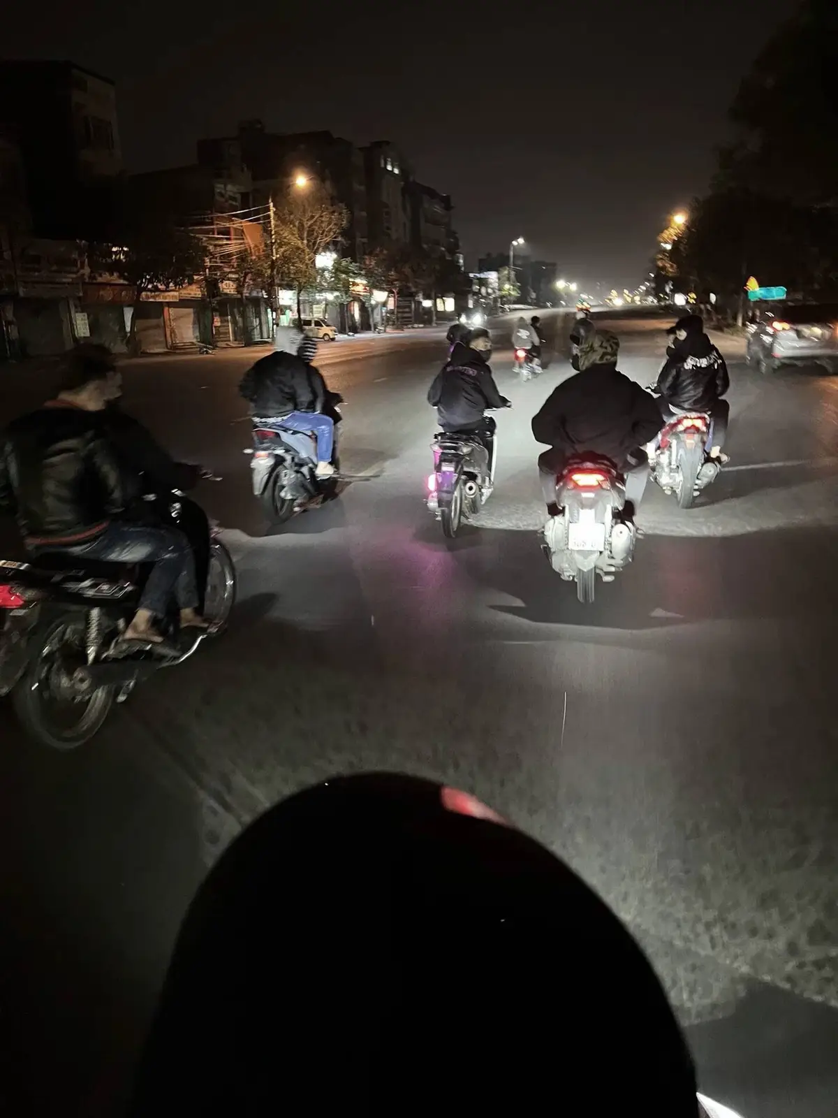 Chúng ta đã từng là tất cả của nhau, từng là tin nhắn đầu tiên vào buổi sáng, là cuộc gọi cuối cùng trước khi chìm vào giấc ngủ. Những ngày tháng đó, anh là thói quen của em, và em là cả thế giới nhỏ bé của anh. Chúng ta đã từng hứa hẹn, từng vẽ ra viễn cảnh tương lai có nhau, từng nghĩ chẳng có gì có thể chia cắt được tình yêu này. Thế nhưng, tình yêu, dù đẹp đến mấy, cũng không chống lại được hiện thực. Có lẽ chúng ta đã gặp nhau vào một thời điểm chưa đúng. Hoặc cũng có thế, chúng ta yêu chưa đủ trưởng thành để gìn giữ nhau giữa những lần giận hờn, những hiểu lầm không tên, và khoảng cách vô hình cứ ngày một lớn dần. Chúng ta dần thay đổi, dần xa lạ ngay trong chính mối quan hệ từng rất thân quen. Những cuộc trò chuyện thưa dần, những lần im lặng nhiều hơn là quan tâm. Rồi một ngày, không ai nói lời chia tay, nhưng cả hai đều hiếu, đã đến lúc phải dừng lại. Có những cuộc tình kết thúc không phải vì hết yêu, mà vì không còn đủ sức để ở lại. Không oán trách, không hối hận, chỉ còn những hoài niệm nhắc rằng đã từng có một người khiến tim mình rung động đến thế. Và rồi, sau tất cả những yêu thương từng cháy bỏng, sau bao lần vun vén và cả những lần lặng lẽ rơi nước mắt vì nhau. Cuối cùng, mình trả nhau về vị trí ban đầu vốn có em là em, anh là anh, hai kẻ xa lạ từng đi qua cuộc đời nhau với tư cách là một mối tình dang dở.🥺#xh #mk 