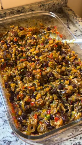 🥄 Caponata de Berinjela da Fran Misturini 🥄 Uma receita cheia de sabor, perfeita pra servir com pão, torradinha ou até como acompanhamento. 💛 ✨ Ingredientes: 	•	4 berinjelas médias 	•	1 pimentão vermelho 	•	1 pimentão amarelo 	•	6 dentes de alho 	•	1 sachê de azeitona fatiada 	•	100g de uva passa 	•	Temperos a gosto (use o que você mais gosta!) 	•	½ copo americano de vinagre 	•	1 copo americano de azeite