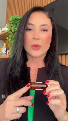 ÁCIDO ALFA LIPOICO: um antioxidante solúvel em água e gordura, presente nas mitocôndrias das células, essencial para a produção de energia e regeneração de outros antioxidantes (como vitamina C, vitamina E e glutationa). 💡 Ação no Lipedema O ácido alfa-lipoico pode ajudar em vários mecanismos envolvidos no lipedema: 	1.	Redução da inflamação crônica 	•	O lipedema está associado a um estado inflamatório persistente. 	•	O ALA reduz citocinas inflamatórias (como TNF-α e IL-6) e o estresse oxidativo nos tecidos adiposos. 	2.	Melhora da sensibilidade à insulina e metabolismo da gordura 	•	Muitas pacientes com lipedema têm resistência insulínica. 	•	O ALA melhora a captação de glicose e favorece o metabolismo energético, reduzindo o acúmulo de gordura inflamatória. 	3.	Proteção vascular e linfática 	•	O ácido alfa-lipoico melhora a função endotelial (dos vasos sanguíneos) e a microcirculação, aliviando sintomas como dor e sensação de peso nas pernas. 	4.	Ação antioxidante potente 	•	Neutraliza radicais livres e regenera outros antioxidantes, ajudando a preservar o colágeno e a integridade do tecido conjuntivo — frequentemente alterado no lipedema. ⚗️ Formas de Uso 	•	Oral: cápsulas manipuladas (geralmente 300 a 600 mg/dia). 	•	Injetável (IV ou intramuscular): utilizado em protocolos ortomoleculares, podendo ter ação mais rápida na melhora circulatória e metabólica. #esteticaintegrativa #esteticaortomolecular #goiania #goias #terapiaortomolecular  #