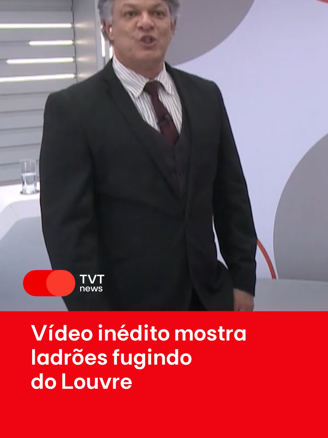 CRIME | Novas imagens divulgadas nesta quarta-feira revelam detalhes do roubo das joias do Museu do Louvre. O vídeo mostra dois suspeitos deixando o local por um elevador de carga, após invadirem a Galeria Apolo no último domingo. Nas imagens, é possível ver os homens descendo com nove joias do século XIX, avaliadas em cerca de 88 milhões de euros — o equivalente a 550 milhões de reais — além de uma perda histórica incalculável. O museu reabriu hoje, três dias após o crime, com funcionamento normal para os visitantes. No entanto, a Galeria Apolo, de onde as peças foram levadas, permanece interditada. O Ministério Público da França segue investigando o caso. #louvre #museudolouvre #frança #internacional #roubo #Crime #tvtnews #noticias