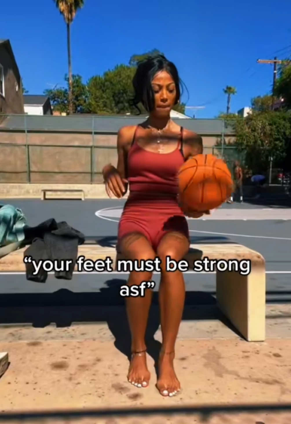 “YoUr FEEt mUsT bE StROnG” 🤣🤣🏀  #lifesabucket #fyp #barefoothooper #mjiceyy #dribbletothebeat  