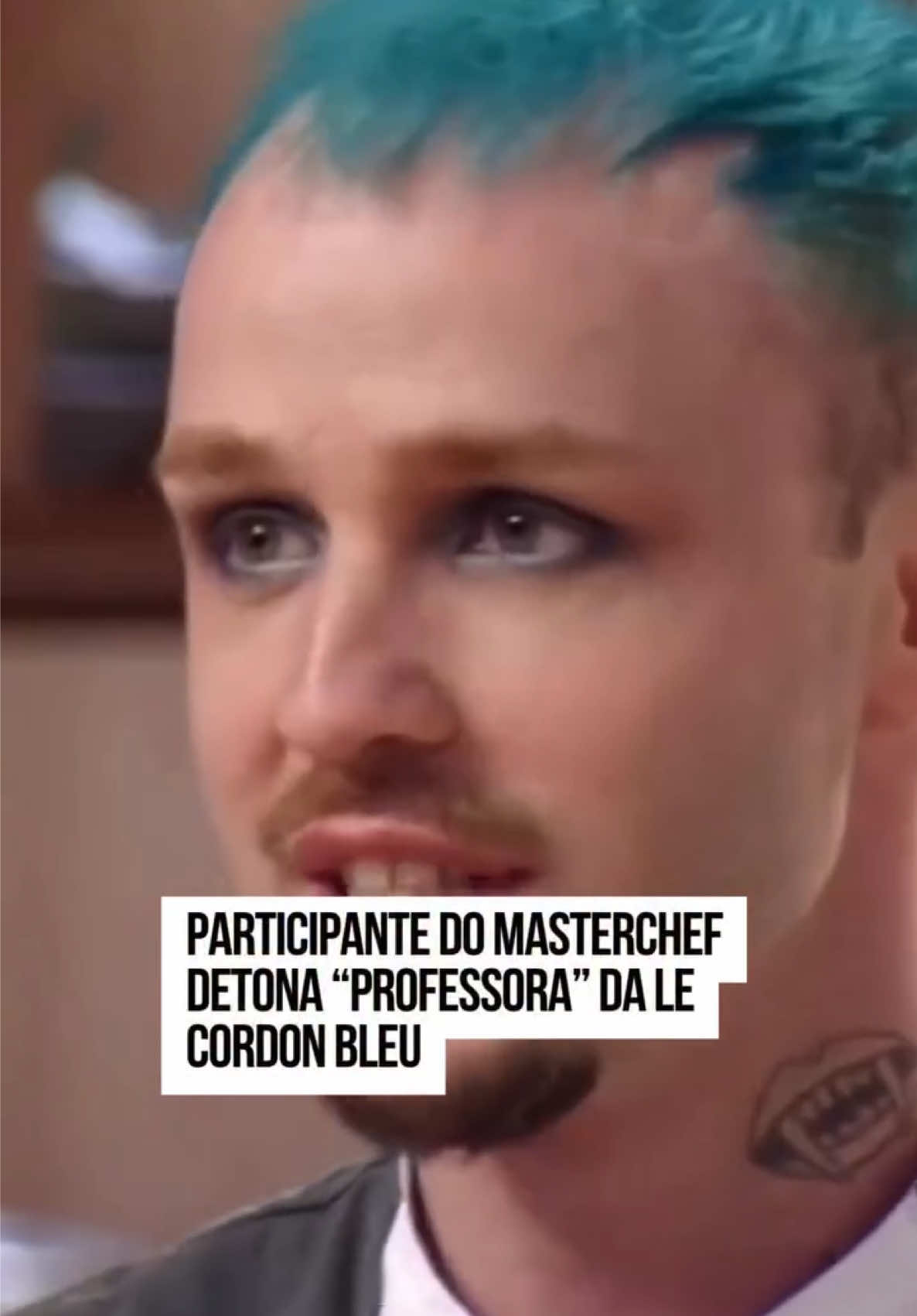 O clima entre os participantes do #MasterChef Confeitaria segue azedo fora das câmeras. Após o episódio polêmico em que #MarinaQueiroz se desentendeu com colegas durante uma prova em grupo, o confeiteiro #LeoSalles decidiu se pronunciar nas redes sociais e não poupou críticas à participante, apresentada pela Band como “professora” da Le Cordon Bleu. Segundo o participante, ele tentou manter a calma durante o embate. No X (antigo Twitter), Leo seguiu com as indiretas. #EntretêNews 📸 Band TV 