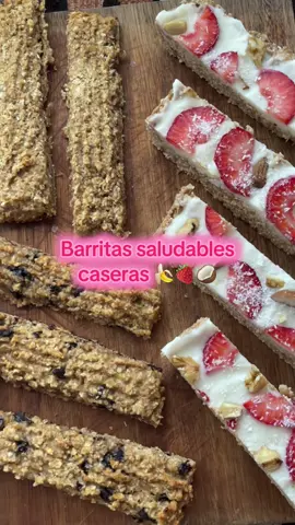 Barritas saludables caseras🫶🏼 #fyp #parati #barritassaludables #recetasfaciles  Banana y avena con chips y coco rallado 🍌🥥🍫: -2 bananas maduras  -1 huevo  -1 y 1/4 taza de avena  -1 cda de pasta de maní -le incorporas a gusto chips o coco, yo dividí la mezcla en 2 e hice ambos sabores (también puede ser con frutos secos) -horno 25 min aprox  Banana y avena con yogur natural y frutilla 🍌🍓: -2 bananas maduras  -1 taza de avena -1 cda de pasta de maní -una vez integrado todo, colocas la mezcla en un taper y le pones una capa de yogur natural -le sumas toppings de preferencia (yo le puse frutilla, almendras, nueces y coco rallado)  -al freezer 3/4 hs