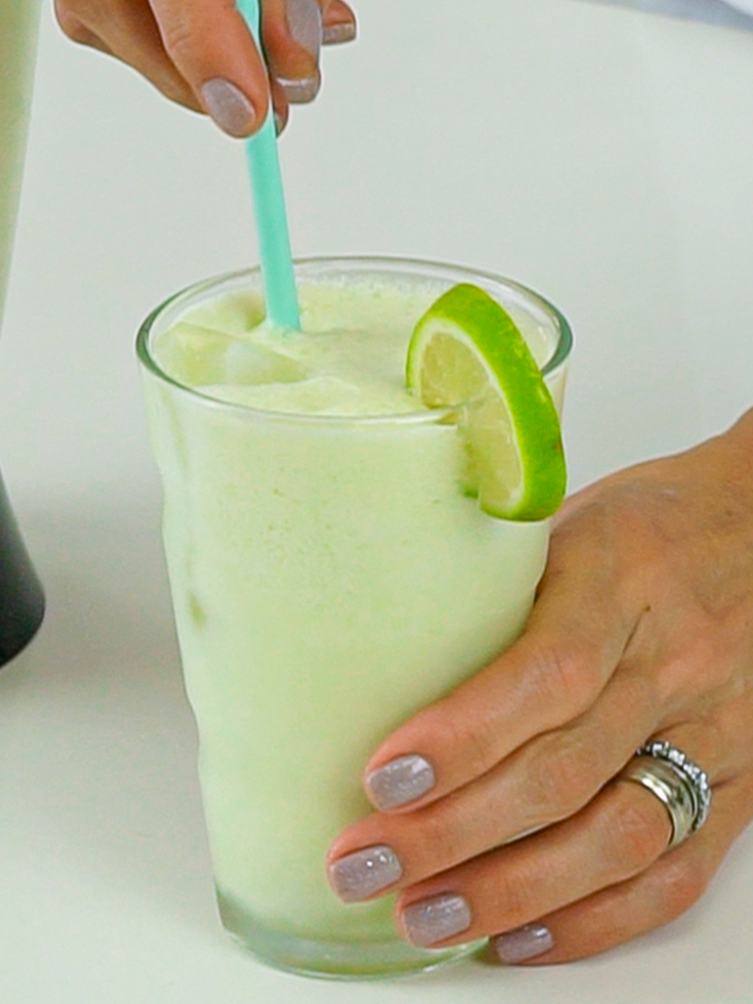 Essa receita é perfeita para afastar o calor! #limão #leitecondensado INGREDIENTES: - 6 limões - 800ml de água gelada - 1 lata de leite condensado - Gelo - Folhas de hortelã MODO DE FAZER: Comece amassando bem os limões e, em seguida, leve-os por 30 segundos ao micro-ondas. Lavá-los e corte-os em quatro partes, tirando o miolo. Transfira os limões para o liquidificador e adicione a água gelada. Bata bem para ficar uma limonada lisa. Em seguida, coe a limonada transferindo para uma jarra. Após este processo, volte o líquido para o liquidificador, adicione o leite condensado e bata novamente. Para servir, adicione bastante gelo, algumas folhas de hortelã e decore com uma rodela de limão.