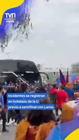🚨#Ahora24H | Graves incidentes se registraron en el hotelazo realizado por los hinchas de la Universidad de Chile previo la semifinal de la Copa Sudamericana frente a Lanús de Argentina. Cabe recordar que por sanción de la Conmebol este trascendental duelo será sin público. 🎥: @davidandreseme