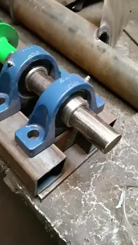 presă de brichetat rumeguș cu cărbune lignit semiumed,produce 10kg de brichete într-un minut, cu grosime de 8 cm și la orice lungime. #presa #presadebrichete #brichete spirale #charcoal #lignit 