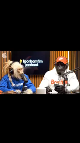 avião apagado no céu..