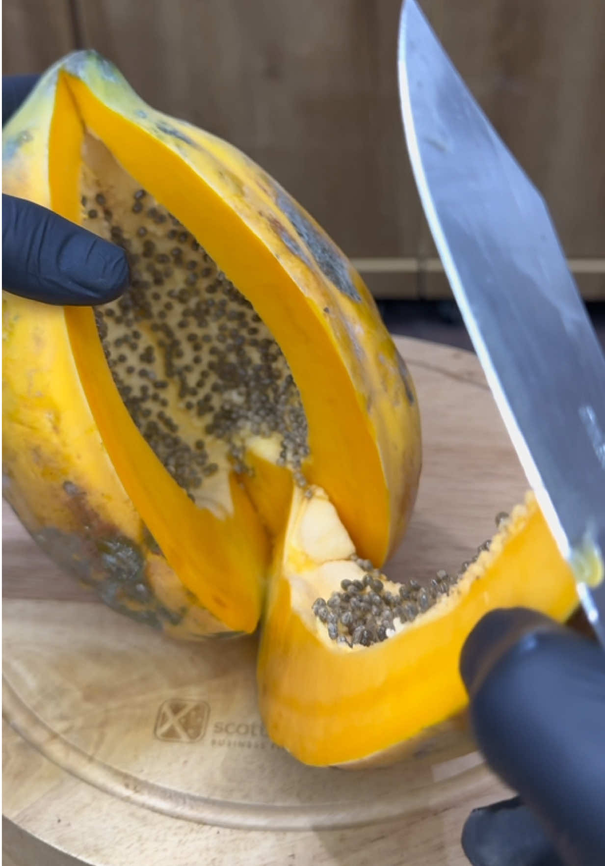 Mix papaya with turmeric and rice powder 