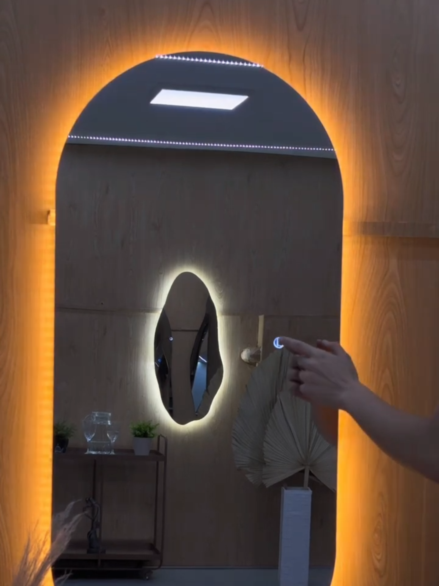 Você chamaria isso de espelho ou de vício visual? 😍 #casa #quarto #banheiro #espelho #led #lopazzi #decoração #decoraçãodecasa #sala #decoracao #espelhocomled #espelhos