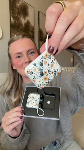 I love hand warmers but look at these !!!🥲 #handwarmers #electrichandwarmer #rechargeablehandwarmers #christmasgiftideas #forthegirls 