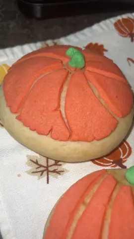 Unas conchas calabazas🎃🎃😋😋😋.                                           5 tazas de harina.                             1/2 taza de azúcar                             1 pizca de sal.                                   1 taza de manteca.                         2 cucharadas de levadura disuelta en 1/4 vaso de agua tibia( dejamos leudar?    Amasamos con leche tibia