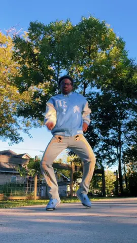 Song & dance always gone be a bop 🔥🩵 dc:@mnijungkook #itsreuusnoww 