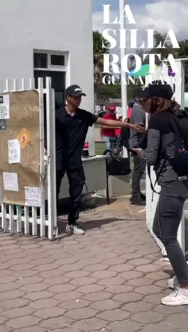 Alumnos del TEC se manifiestan. Exigen respuestas. Entre sus múltiples denuncias señalan que hay víboras y camiones descompuestos en los jardines del TEC de León. Señalaron que si no se va la directora, mañana volverán a bloquear. #tec #manifestacion #leonguanajuato 