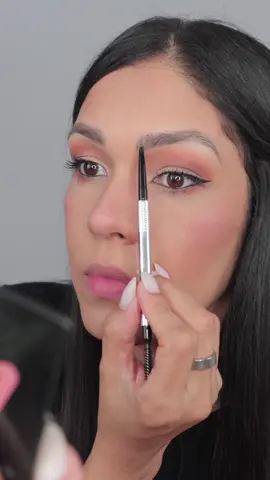 Acompáñame a hacerme las cejas con dos productos de @benefitcosmetics , esto es lo que me hago en mi día a día. Aquí te explico los pasos:  -1ero: Peino las cejas para irlas posicionándo.  -2do: Con el lapiz, relleno los espacios vacios, donde no tengo mucho pelito o donde no tengo 😅. -3ero: Difumino el lapiz para que no se vea marcado.  -4to: Aplico el sellador de cejas hacia arriba para darle un poco de altura,fijarlas un poco y listo 👍🏼😏 *Productos que utilicé:  @Benefit Cosmetics Precisely, mu brow pencil #4.5 @benefitcosmetics 24-HR brow setter  #benefitbrows #contest #benefit #benefitclubpink     