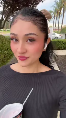 Multitasking queen: hot girl walk while eating, listening to subliminals and making tik toks 🤭 #fyp #hotgirlwalk #motivation #fypage #fypシ 