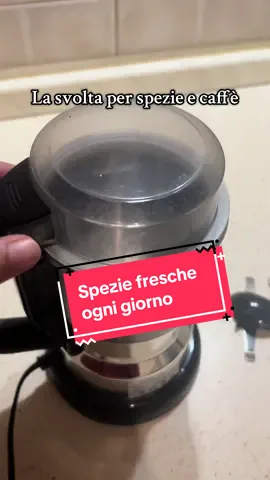 Dai più sapore ai tuoi piatti e al tuo caffè! Questo macinino è potentissimo e super facile da usare. #macinacaffè #gadgetcucina #spezie #cucinaitaliana 